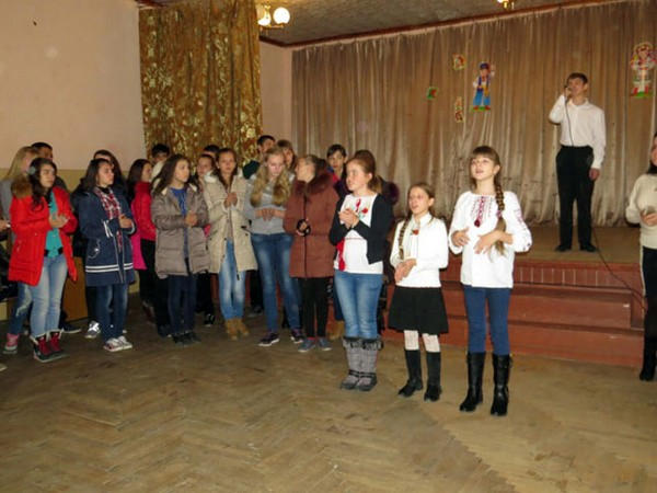 Дети из Красногоровки и Марьинки довели до слез школьников Закарпатья