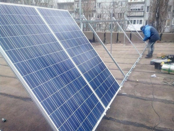 Благодаря волонтерам в больнице Курахово установили солнечные батареи
