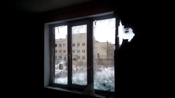Жители Марьинки под прикрытием военных вывозят вещи, уцелевшие после обстрелов