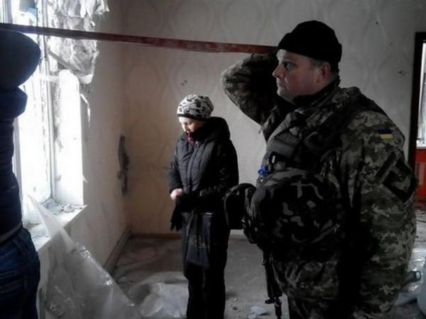 Жители Марьинки под прикрытием военных вывозят вещи, уцелевшие после обстрелов