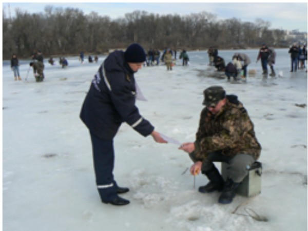 Спасатели рассказали об опасности любителям зимней рыбалки на Кураховском водохранилище