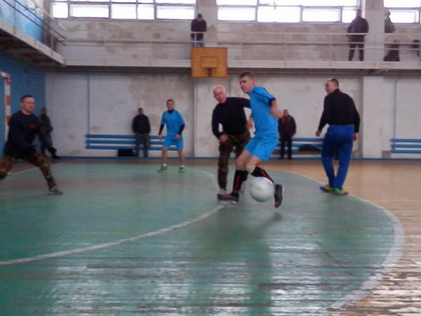 Военные сыграли в футбол с местными жителями в Марьинке