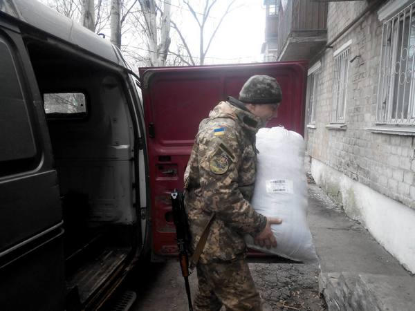 Военные доставили гуманитарную помощь жителям Красногоровки