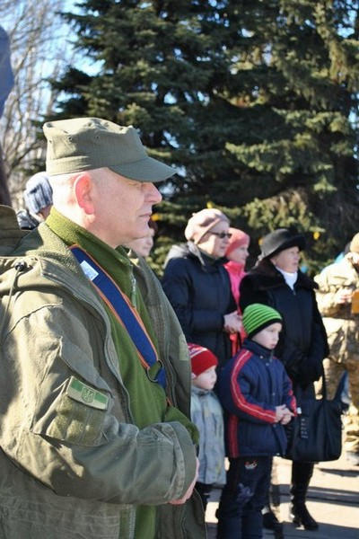 В прифронтовой Красногоровке торжественно подняли флаг Украины