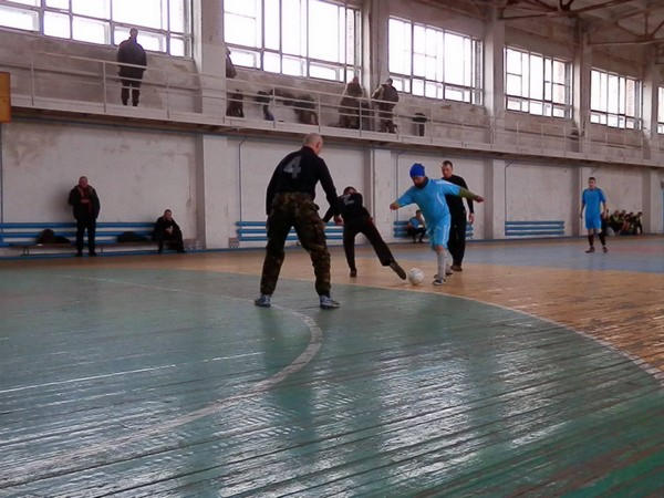 Военные сыграли в футбол с местными жителями в Марьинке
