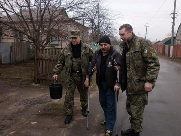 Участковые инспекторы полиции активно работают с жителями прифронтовых Марьинки и Красногоровки