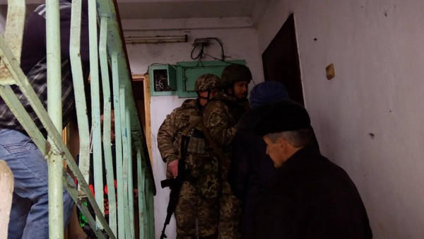 Жители Марьинки с момощью военных эвакуируют вещи из разрушенных домов