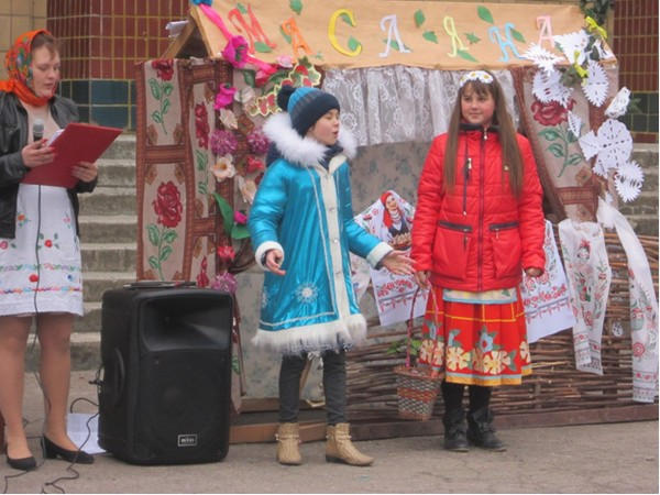 В Марьинском районе весело и ярко попрощались с зимой