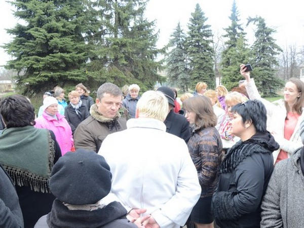 Прифронтовую Красногоровку посетил глава Марьинской райгосадминистрации Владимир Мороз