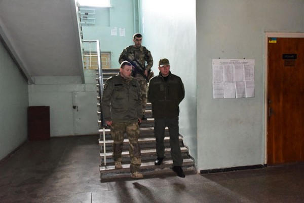 Правоохранители проводят комплексную отработку Марьинского района