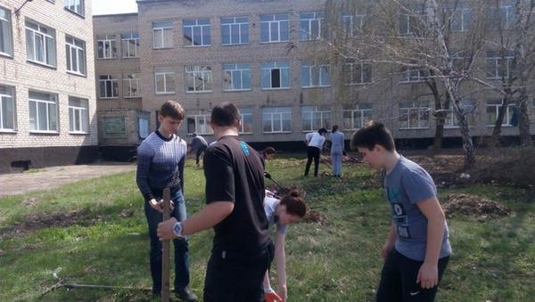 В прифронтовой Марьинке школьники высадили саженцы фруктовых деревьев