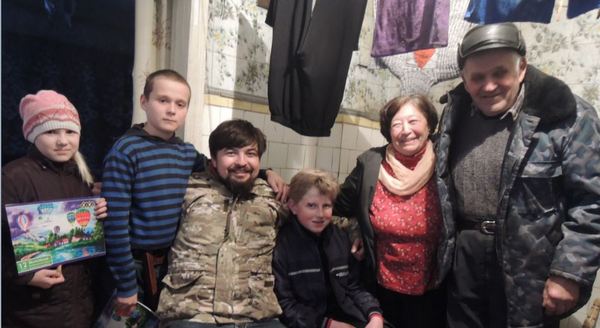 Жители Красногоровки получили помощь от киевских волонтеров