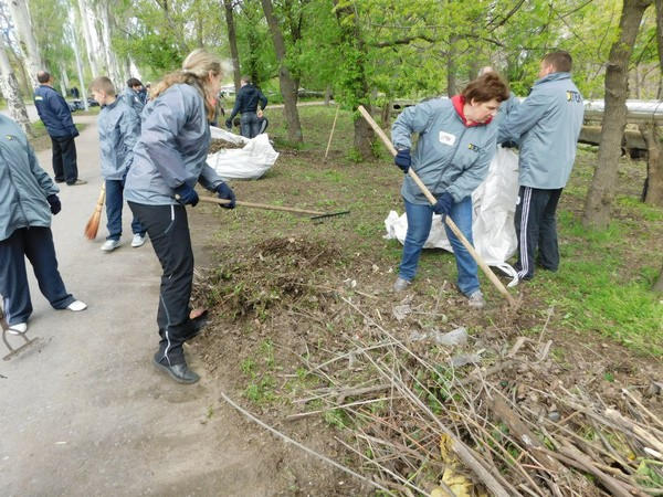 Волонтеры Кураховской ТЭС расчистили от мусора улицу Энергетиков в Курахово