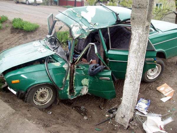 Трое жителей Марьинки угнали автомобиль у собутыльника и врезались на нем в столб