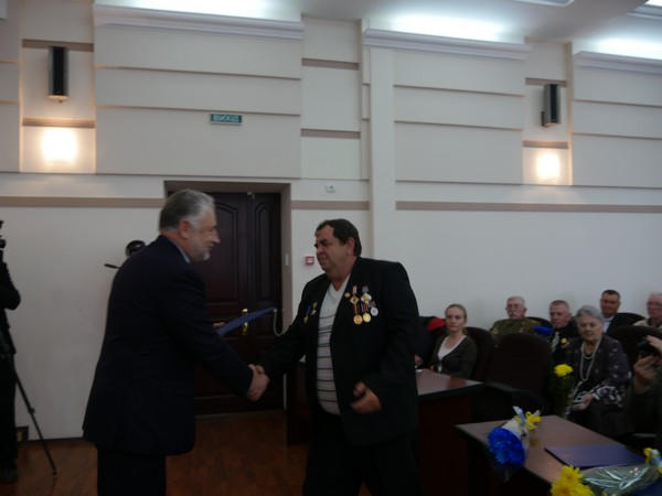 Губернатор наградил чернобыльцев Марьинского района