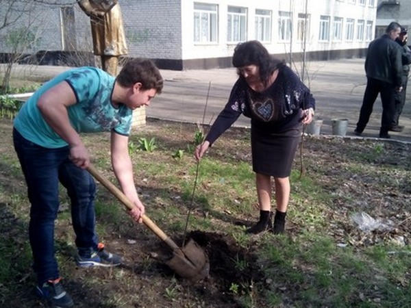 В прифронтовой Марьинке школьники высадили саженцы фруктовых деревьев