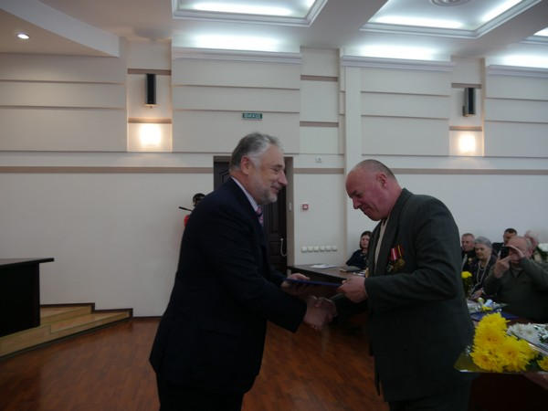 Губернатор наградил чернобыльцев Марьинского района