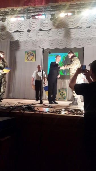 В прифронтовой Марьинке пограничников поздравили с профессиональным праздником
