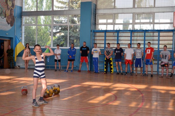 В Курахово открыли новое футбольное поле и провели турнир по кикбоксингу