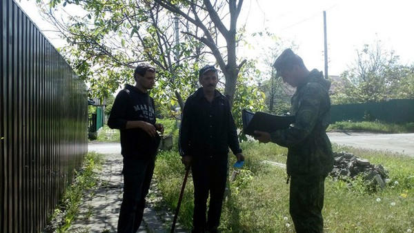 Марьинские правоохранители собирают оперативную информацию у жителей Марьинки и Красногоровки