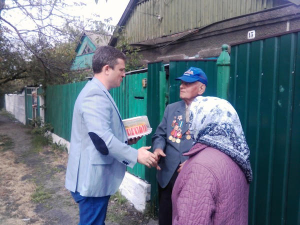 Ветеран из Курахово принял поздравления от главы Марьинского района