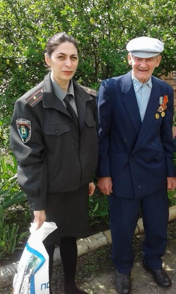 Накануне 9 Мая ветеран из Марьинки рассказал о своей жизни и получил поздравления