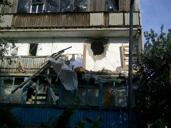 Последствия обстрела Красногоровки: повреждена многоэтажка и ранена женщина