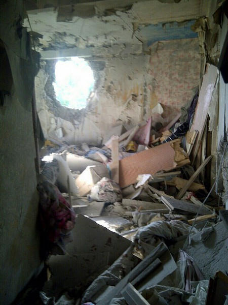 Последствия обстрела Красногоровки: повреждена многоэтажка и ранена женщина