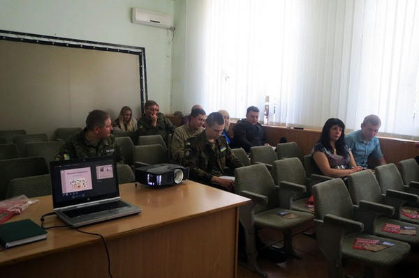 Марьинских полицейских учили минной безопасности
