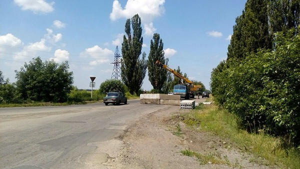 Как идет строительство нового блокпоста на въезде в Марьинку