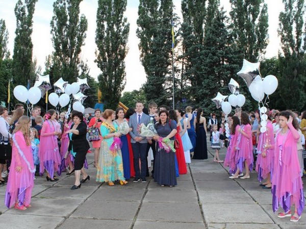 На главной площади Курахово состоялся школьный выпускной