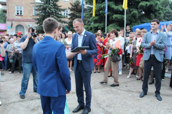 На главной площади Курахово состоялся школьный выпускной