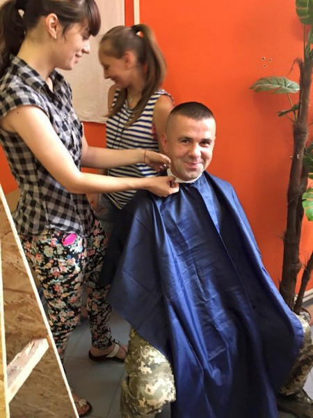 В прифронтовой Марьинке открылась социальная парикмахерская