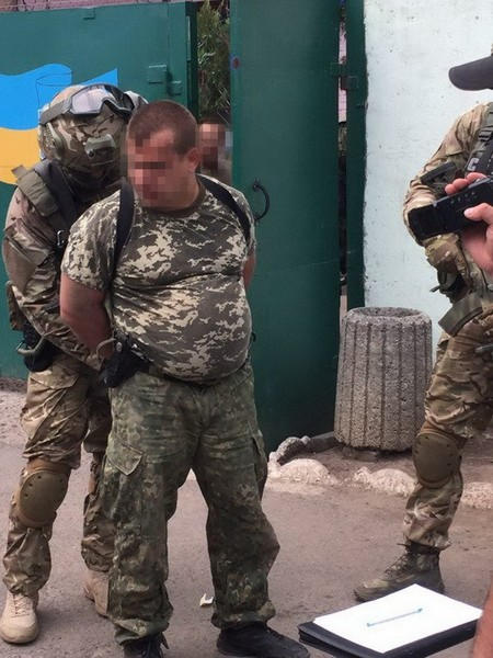 Майор Марьинского отдела полиции брал взятки прямо возле здания райотдела