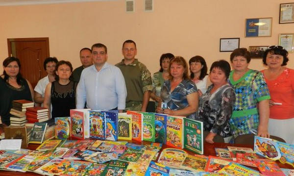 Детям Угледара передали украинские книги из Кривого Рога