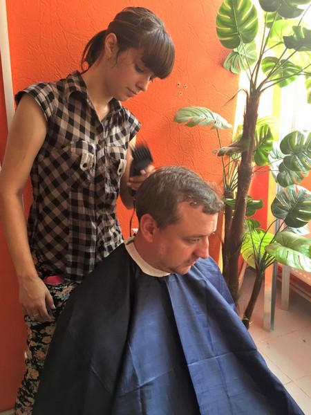 В прифронтовой Марьинке открылась социальная парикмахерская