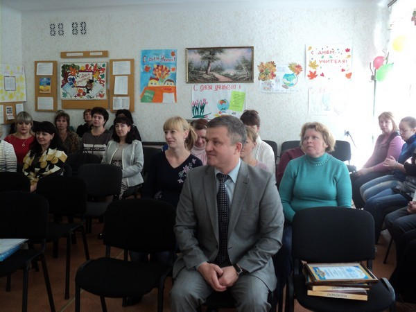 Педагогов прифронтовой Марьинки поздравили с профессиональным праздником