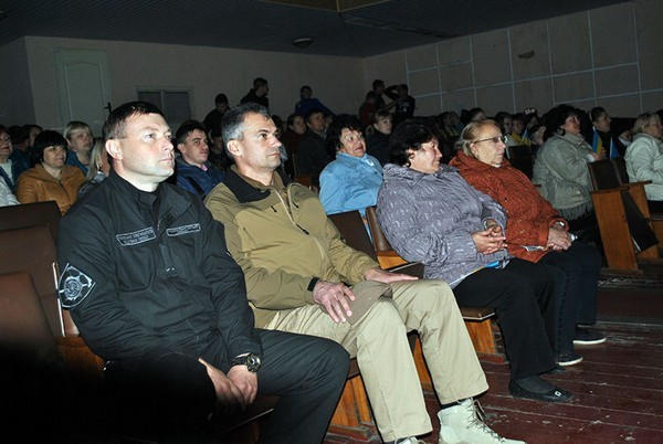 Правоохранители дали концерт в прифронтовой Марьинке