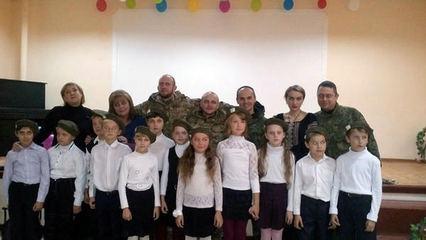 Школьники Марьинки поздравили защитников Украины с праздником