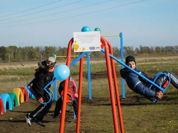 В Курахово появились две новые детские и одна спортивная площадка