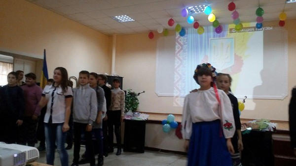 Школьники Марьинки поздравили защитников Украины с праздником