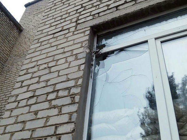 Боевики снова ведут огонь по школе в Марьинке