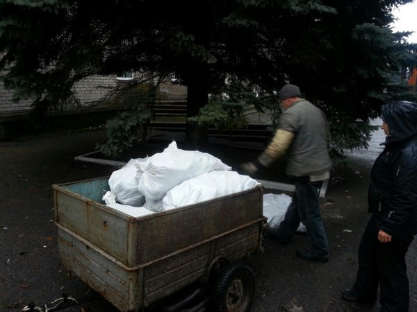 Жителям прифронтового села в Марьинском районе доставили гуманитарную помощь для отопления домов