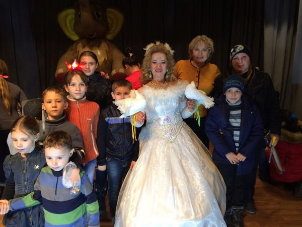 В Курахово деткам из Марьинского района подарили сказочное цирковое представление