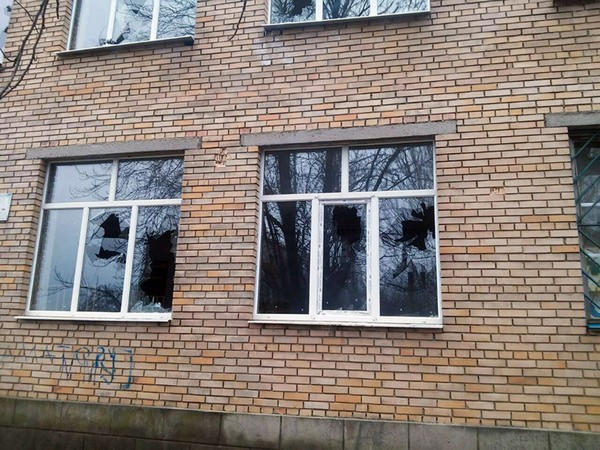 В результате мощного ночного обстрела повреждены все три этажа школы в Марьинке