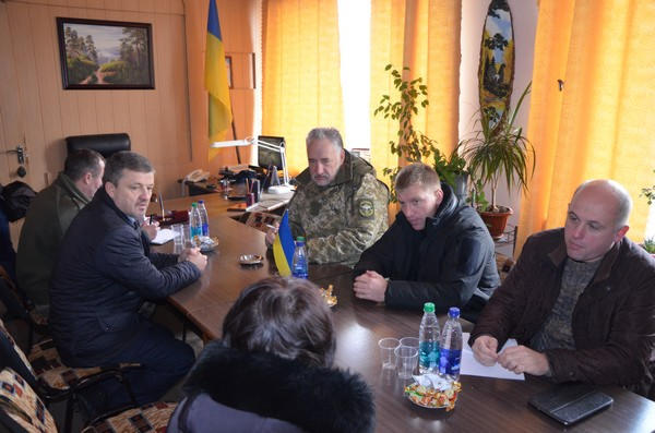 В Марьинке Жебривский проинспектировал ход восстановления домов, разрушенных войной