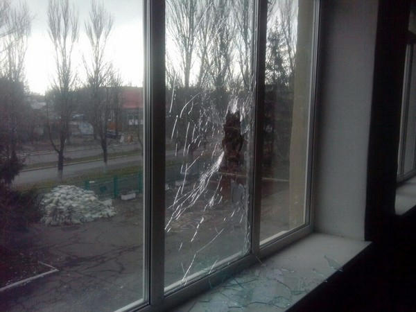 Марьинская школа в третий раз за месяц попала под обстрел: есть повреждения