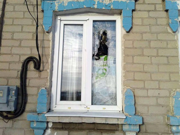 В результате артобстрела боевиков в Галициновке повреждены дома местных жителей