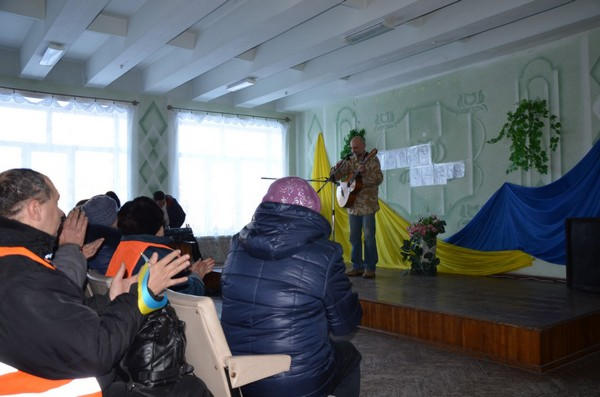 В прифронтовой Марьинке состоялся концерт, посвященный волонтерам