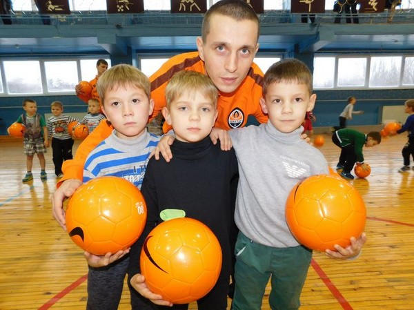 Дети Курахово получили футбольные мячи от ФК «Шахтер»